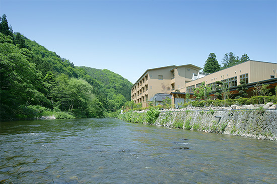 豊沢川からみた志だて。全てのお部屋が川に面した露天風呂付。