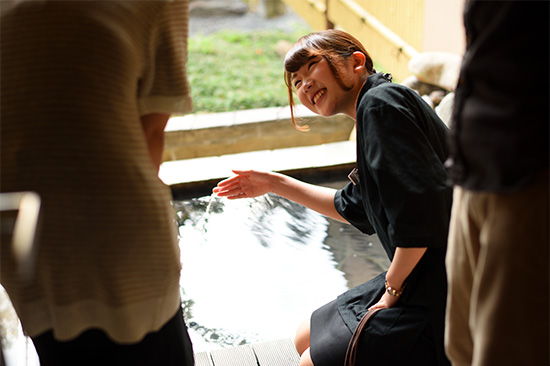 源泉かけ流しの客室露天風呂。お湯の温度を確かめてからお入りください。