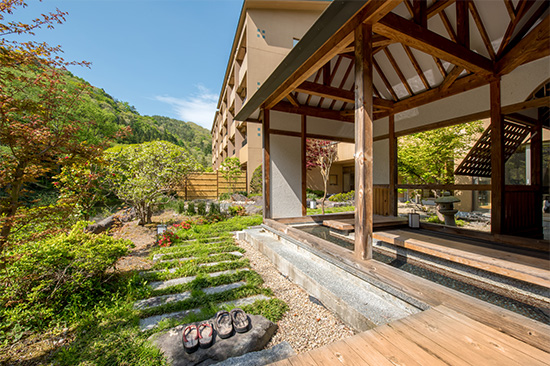 川辺の足湯　湯に浸りながら読書をするのも楽しみ方の一つです