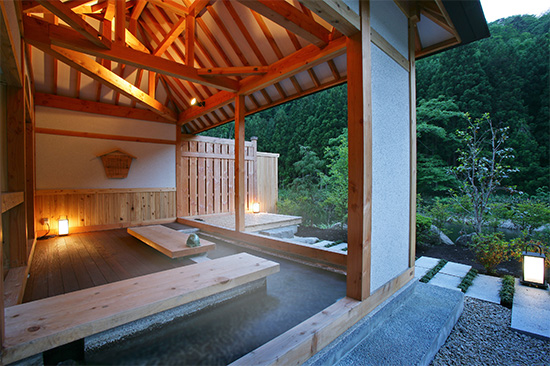 川辺の足湯<br />
川のせせらぎと、そよぐ風が日常を忘れさせてくれます
