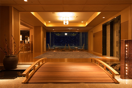 ロビー<br />
雪が舞う夜は雪が光に反射して神秘的な癒しの空間に
