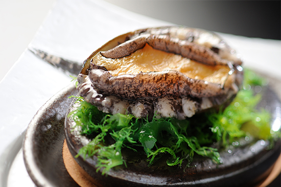 夕食メイン一例<br />
鮑の踊り焼
