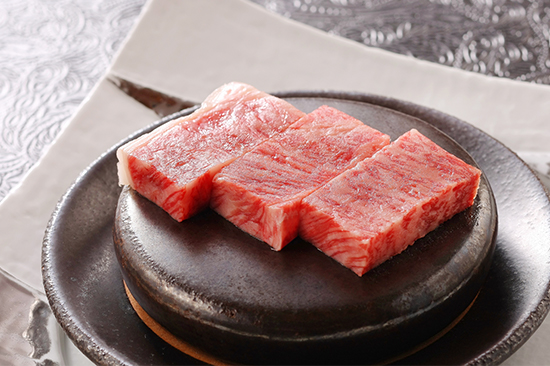 夕食メイン一例<br />
いわてブランド前沢牛サーロインステーキ
