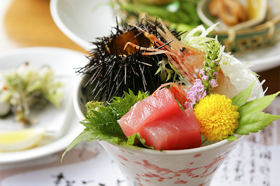 夕食一例<br />
旬のお造り
