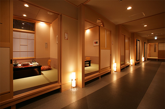 個室ダイニング「はな風」掘りごたつと椅子テーブルのお席がございます