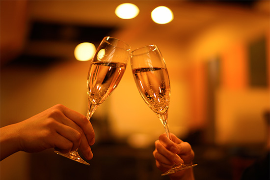 乾杯で記念日のお祝い