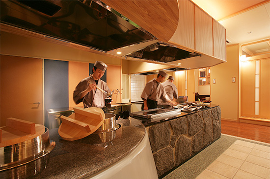 出来立てをお届けするオープンキッチンスタイル