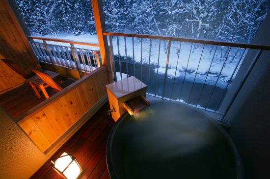 雪見の温泉が楽しめます。川のせせらぎを聞きながら、ゆっくりご入浴ください。