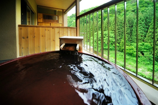 陶器の客室露天風呂付き。最上階4階にございますため、自然豊かな景色がご覧いただけます。