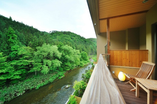 バルコニーから眼下の豊沢川をご覧いただけます。