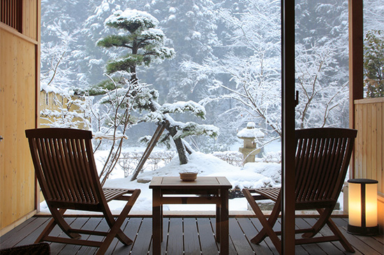 部屋から見る雪景色。庭園と豊沢川対岸に積もる雪をご堪能ください。
