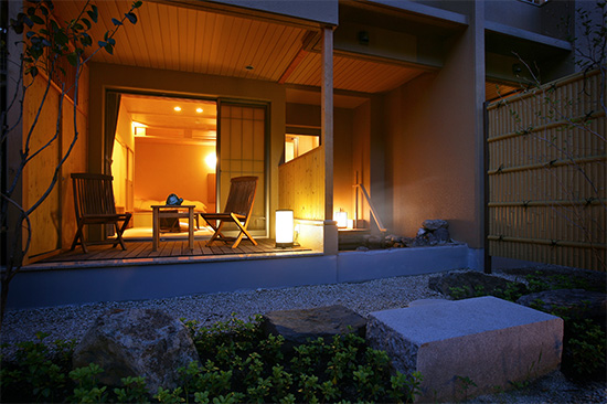 庭側からの雰囲気。川のせせらぎを聴きながら時に浸って。