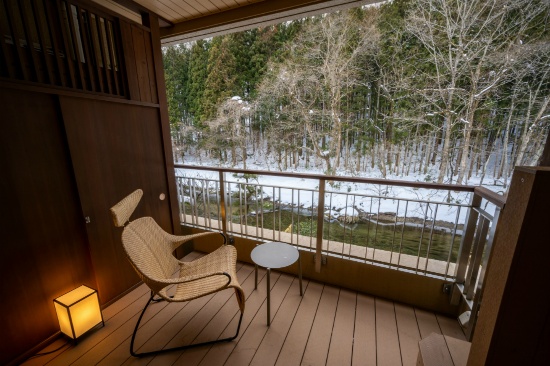 解放的なバルコニーから豊沢川をご覧いただけます。