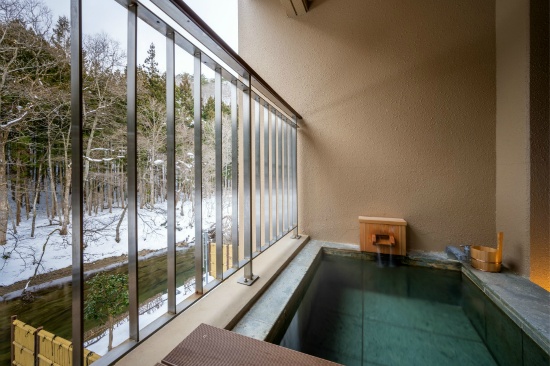 渓流を望む石枡露天風呂　※露天風呂は旧客室のものを使用しています。