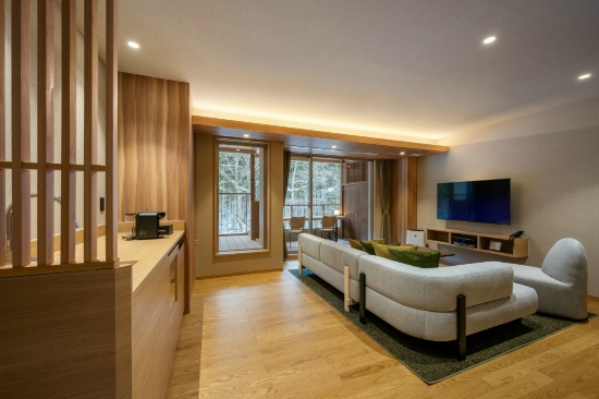 志だてスイートのリビング　豊沢川の渓流と対岸の山々を一望出来ます。