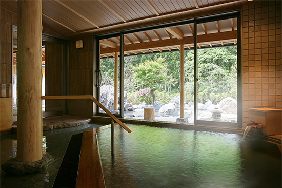 大浴場「喜久の湯」内湯。源泉100％かけ流しです。