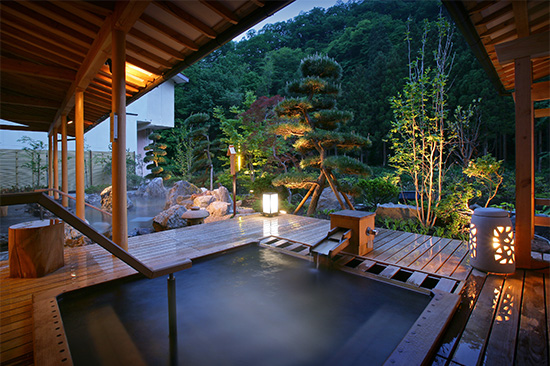 「喜久の湯」ひばの露天風呂。源泉100％かけ流し。夕暮れ