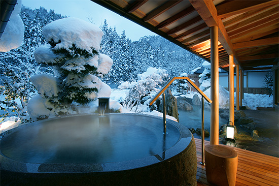 庭園露天風呂「喜久の湯」御影石くり抜き風呂。雪見風呂