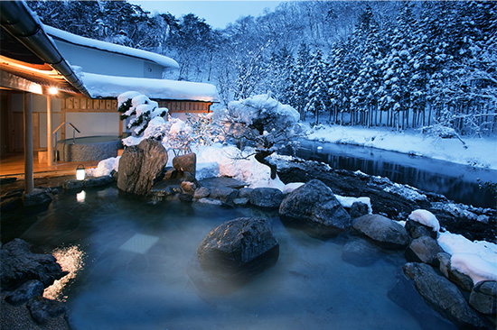 庭園露天風呂「喜久の湯」夕暮れ雪見風呂