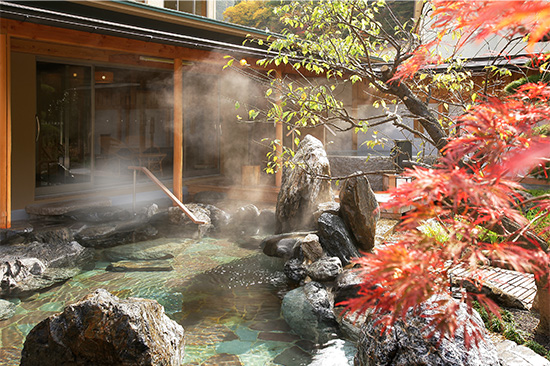 庭園露天風呂「喜久の湯」紅葉は10月中旬～11月上旬