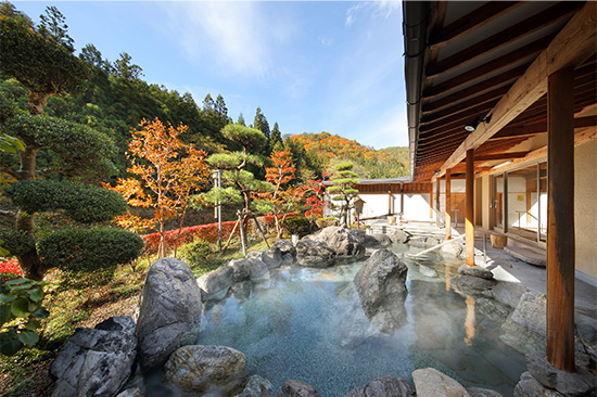 庭園露天風呂「喜久の湯」紅葉